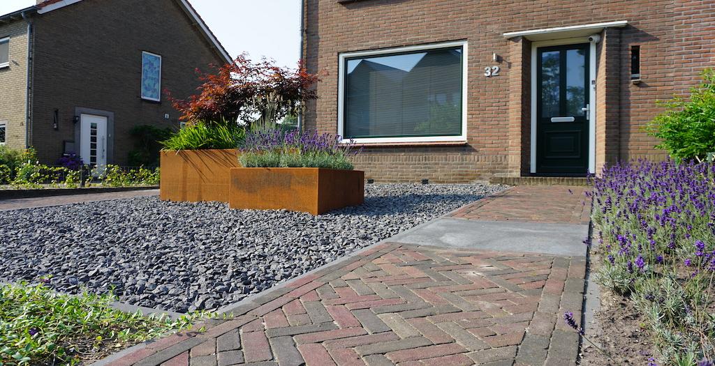 Samenspel van grote betontegels en klinkers
