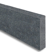 Gabbro opsluitband 6x20x100 cm gezaagd, gevlamd met facet