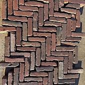 Oude gebakken waalformaten rood paars Renswoude op pallets)