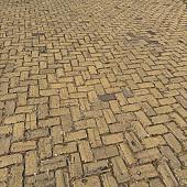 Oude gebakken keiformaten Delft (op pallets)