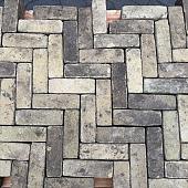 Oude gebakken dikformaten Tiel Oker (op pallets)