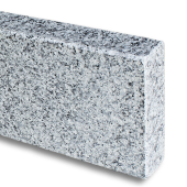 Graniet opsluitband 6x20x100 cm gezaagd, gevlamd met facet