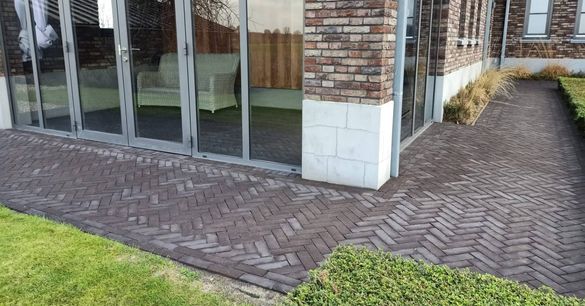 Nieuw gebakken klinkers in de tuin of terras