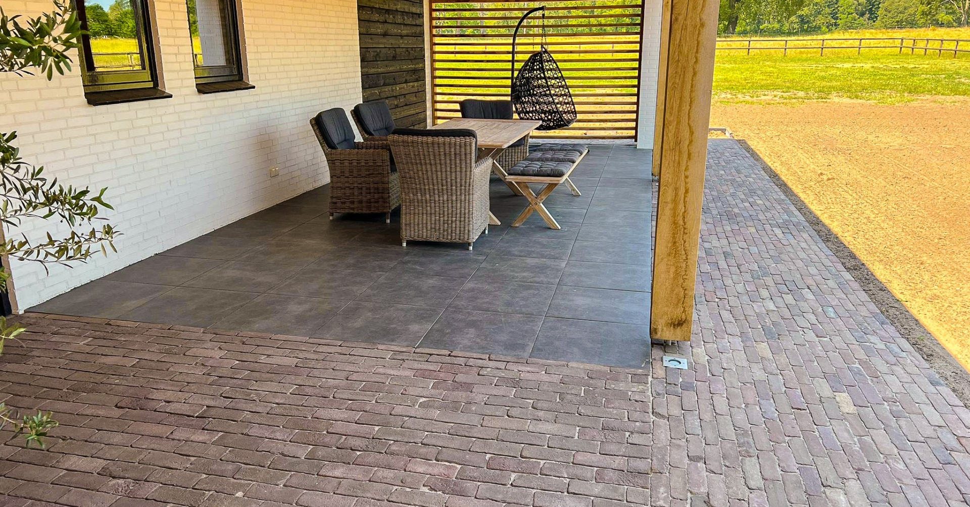 Oud gebakken klinkers op terras of in de tuin