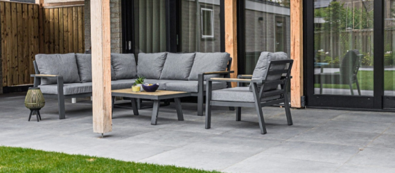 Keramiek tegels in de tuin en op het terras
