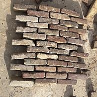 Oude gebakken waalformaten rood paars Renswoude op pallets)