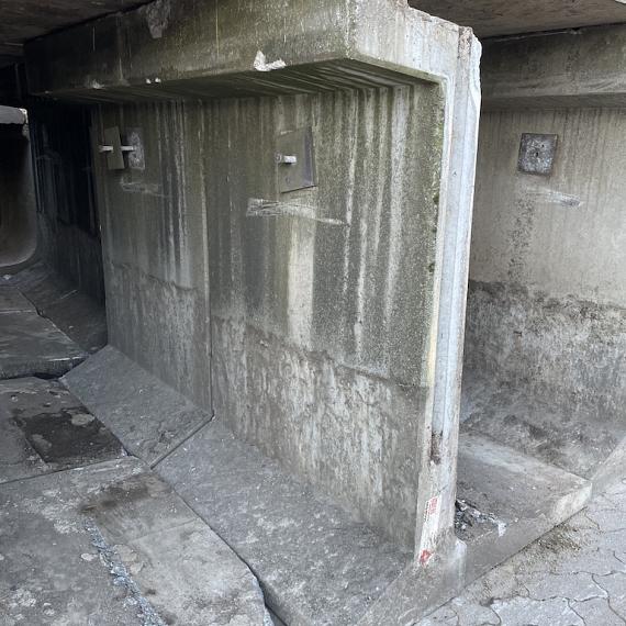 Keerwand gebruikt 155x100x115 Grijs, hoogte x lengte x voet in cm.