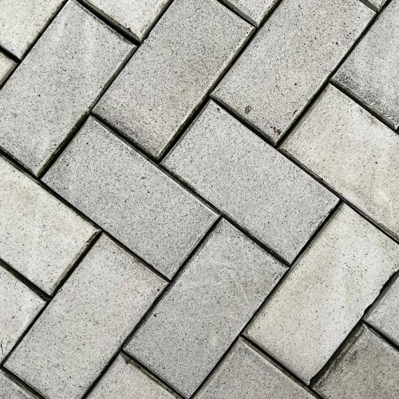 Oude gebakken keiformaten wit markeringssteen (op pallets)