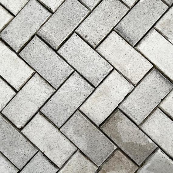 Oude gebakken keiformaten wit markeringssteen (op pallets)