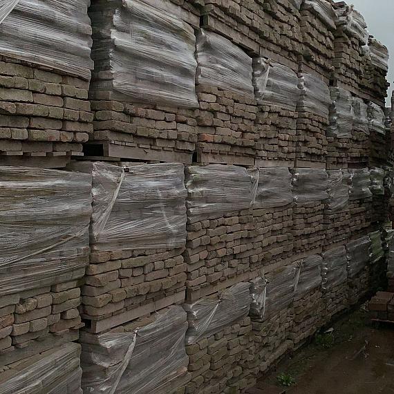 Oude gebakken waalformaten Gevelsteen Oss (op pallets)