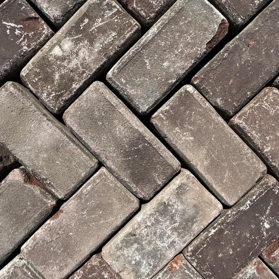 Partij 53: Oude gebakken Keiformaten rood (op pallets)