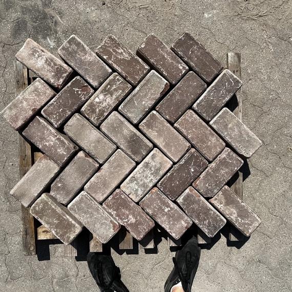 Partij 53: Oude gebakken Keiformaten rood (op pallets)