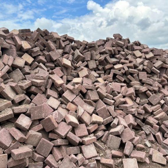 Gebruikte betonklinkers, 21x21x8 cm heide rood (op pallets)