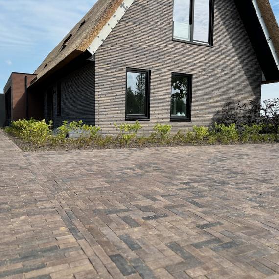 DF85 Basalt, bruin, zwart, strak, dikformaat, A4-12