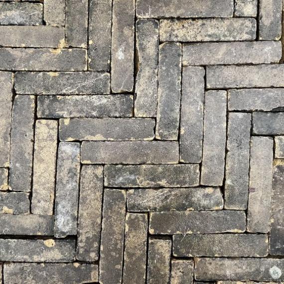 Oude gebakken waalformaten Geel Bunschoten (op pallets)