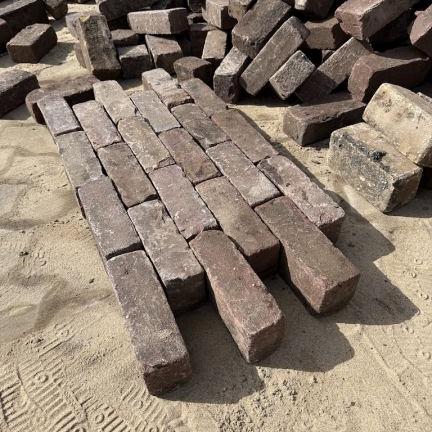 Oude gebakken dikformaten Deventer rood-paars (op pallets)