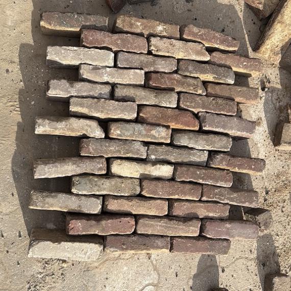 Oud gebakken waalformaten rood paars Renswoude op pallets)