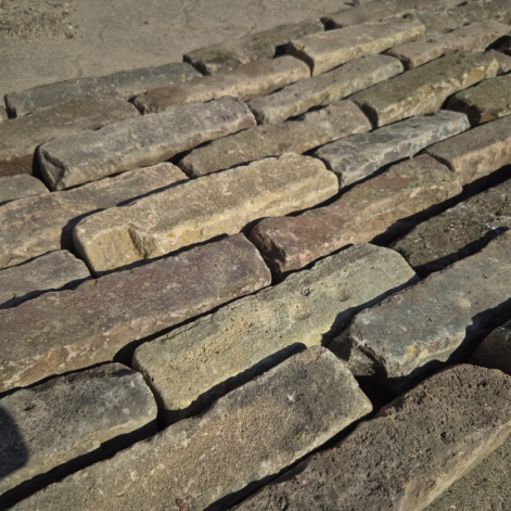 Oude gebakken waalformaten Bergh (op pallets)