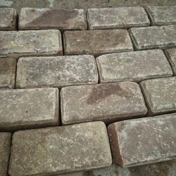 Oude gebakken keiformaten Zuidspoor (op pallets)
