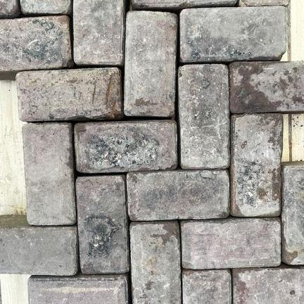 Oude gebakken keiformaten Veldhunten (op pallets)