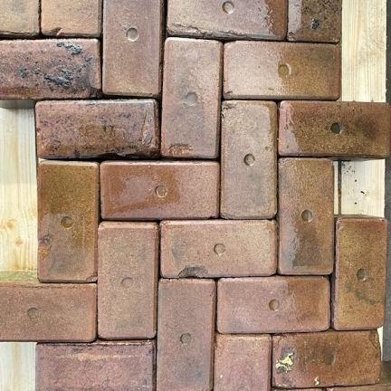 Oude gebakken keiformaten Veldhunten (op pallets)