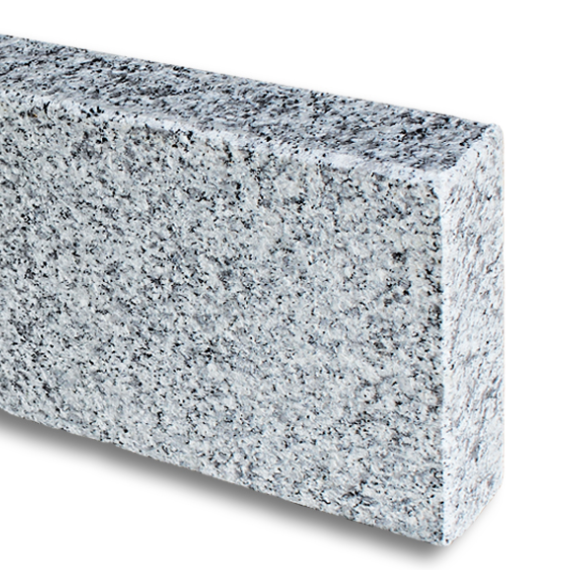 Graniet opsluitband 7x30x150 cm gezaagd, gevlamd met facet
