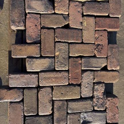 Oude gebakken keiformaten Miste (op pallets)