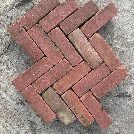 Partij 73: Oude gebakken Dikformaten rood (op pallets)