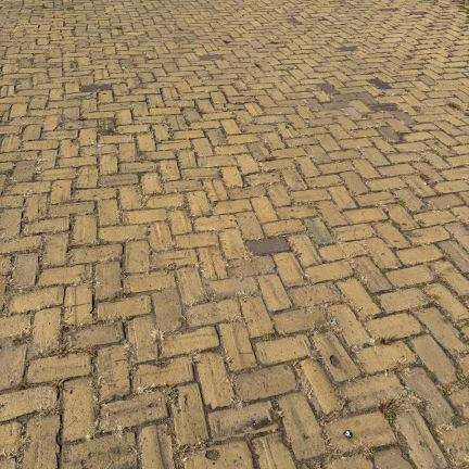 Oude gebakken keiformaten Delft (op pallets)