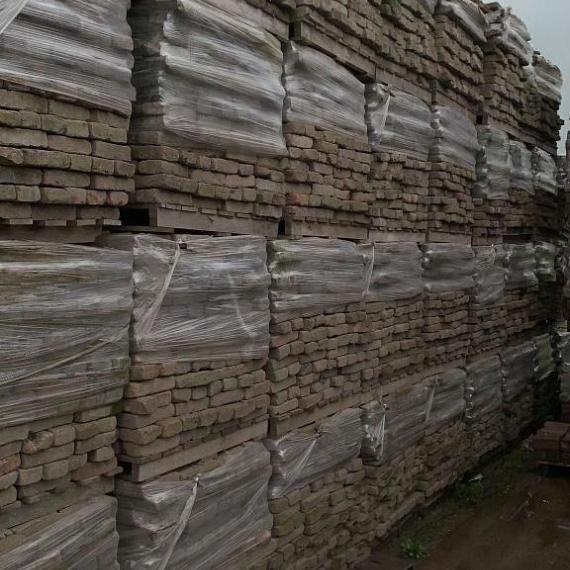 Oude gebakken waalformaten Gevelsteen Oss (op pallets)
