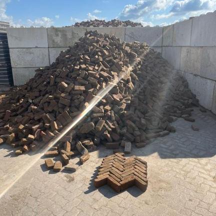 Oud gebakken waalformaten Gevelsteen Arnhem (op pallets)