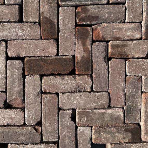 Oud gebakken dikformaten beek (op pallets)