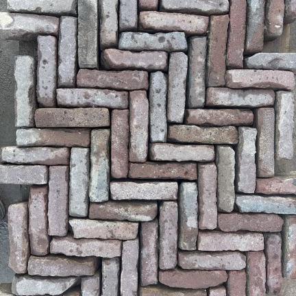 Oud gebakken waalformaten rood paars Renswoude op pallets)