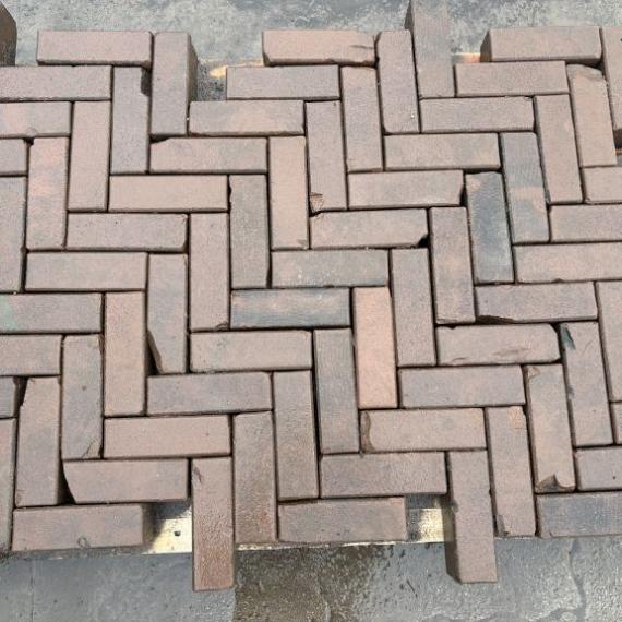 Oude gebakken dikformaten Freiburg (op pallets)