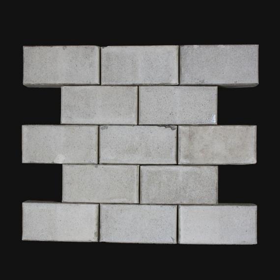 Oude gebakken keiformaten wit markeringssteen (op pallets)