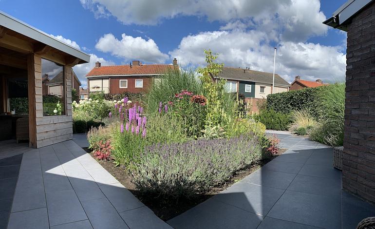 Sfeervolle en kleurrijke tuin met GeoCeramica tegels