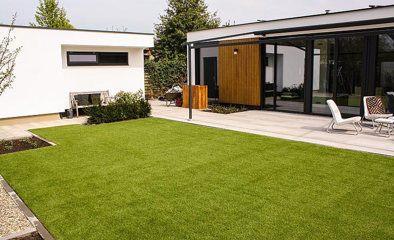 Moderne tuin bij bungalow