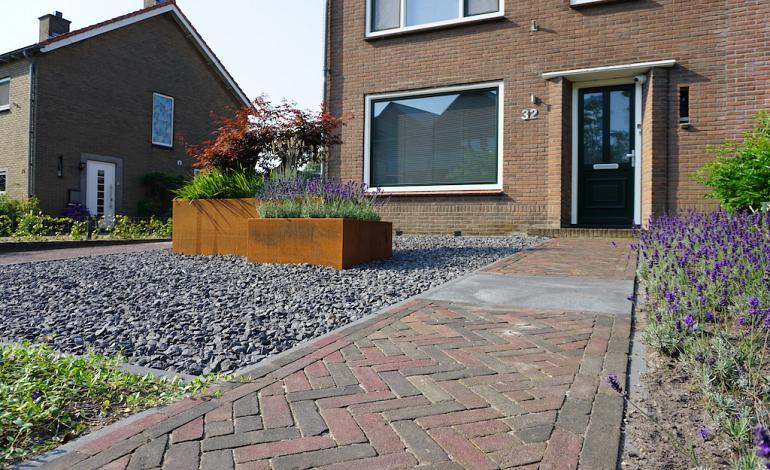 Samenspel van grote betontegels en klinkers