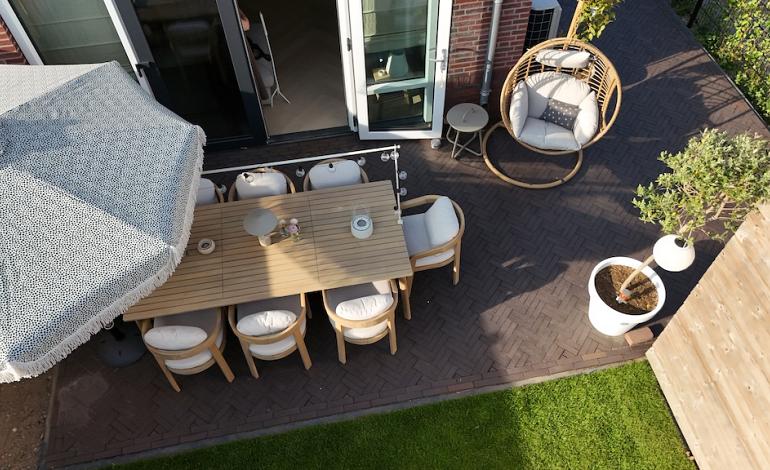 Strakke stadstuin met een speelse twits