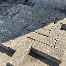 Oude gebakken Langformaten Brons op pallets
