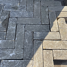 Oude gebakken Langformaten Brons op pallets