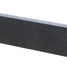 Basalt opsluitband 7x30x150 cm gezaagd, gevlamd met facet